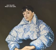 Text: "LILY ALLEN WEST END GIRL". Eine Illustration einer Frau in einem blauen, gepunkteten Mantel.