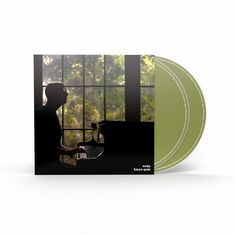 Texte: "moby future quiet". Eine Person spielt Klavier vor einem großen Fenster. Grünes Doppel-CD-Set auf der rechten Seite.