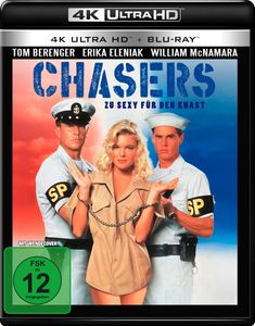 Oben: "4K ULTRA HD", "BLU-RAY". Titel: "CHASERS - ZU SEXY FÜR DEN KNAST". In der Mitte drei Personen, eine Frau in Handschellen.