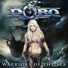 Text: „DORO“ und „WARRIORS OF THE SEA“. Illustration einer Frau vor einem Piratenschiff, mit stürmischer See im Hintergrund.