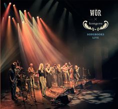 Texte: "WÖR x kongero SONGBOOKS LIVE". Eine Band spielt auf einer Bühne mit bunten Lichtern und Mikrofonen.