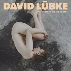 DAVID LÜBKE, WO DER MOND DIE ERDE KÜSST. Eine Person liegt nackt in fötaler Position auf einer mondähnlichen Oberfläche.