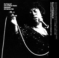 Ella Fitzgerald, Live at Falkoner Theatre, Copenhagen, 6th February 1966. Schwarz-Weiß-Foto einer Frau mit Mikrofon.