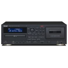 TEAC Kassettendeck/CD-Player mit Display zeigt "CD" und Zeit. Links Kassettenschacht, rechts Bedienelemente. 