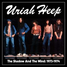 „Uriah Heep“ oben in geschwungener Schrift, darunter „The Shadow And The Wind: 1973-1974“. Fünf Männer in Retro-Outfits.
