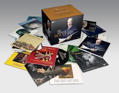 "SIR ADRIAN BOULT" auf einer Box, umgeben von CDs mit klassischen Musikcovern und einem Dirigentenbild.