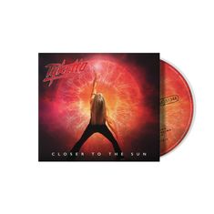 Text: "Closer to the Sun" und "Tyketto". Eine Person streckt sich vor einem leuchtenden, feurig roten Hintergrund.