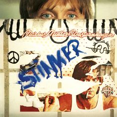 "Marius Müller-Westernhagen" in Rot. Blaues "Stinker" über Foto eines Mannes mit Zigarette. Friedenszeichen-Symbol.