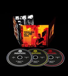 "Weller at the BBC Vol.2." Ein Musiker steht in rotem Licht mit Gitarre in einem Studio.