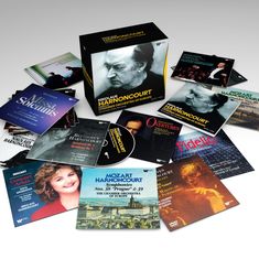 CD-Box mit "Nikolaus Harnoncourt" und "Chamber Orchestra of Europe", umgeben von CDs mit klassischer Musik.