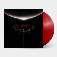 Oben ein roter Planet, unten ein schwarzer Ring mit rotem Lichtstrahl in kosmischer Dunkelheit. Rechts roter Vinyl.