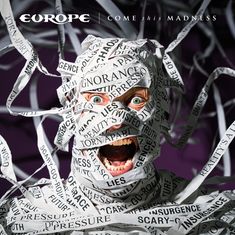 Texte: „EUROPE“ und „COME this MADNESS“. Ein Gesicht eingewickelt in Papierschnipsel mit Begriffen wie „CHAOS“, „IGNORANCE“, „LIES“.