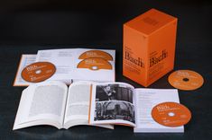 Johann Sebastian Bach Sammlung: Oranger Karton, CDs, Booklet mit Text und Schwarz-Weiß-Fotografien.