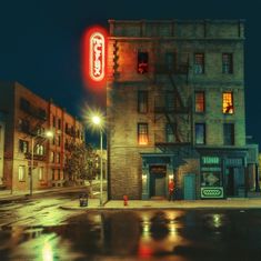 Neon-Schriftzug: "Peep Show". Dunkle Straßenszene mit Backsteingebäude, beleuchteten Fenstern und Feuerleiter.