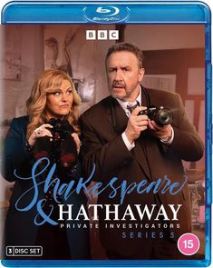„Shakespeare & Hathaway: Private Investigators, Series 5“. Zwei Personen mit Kamera und Fernglas, BBC-Logo.