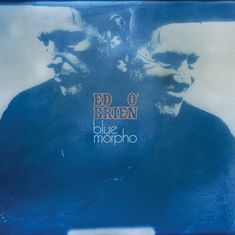 "ED O'BRIEN" in orange Schrift, "blue morpho" in weißer Schrift. Zwei blau getönte Porträts eines Mannes.