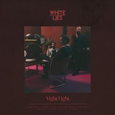"White Lies", "Night Light". Eine Band in einem stilvollen, gedämpft beleuchteten Raum mit rotem Teppich und Pflanzen.