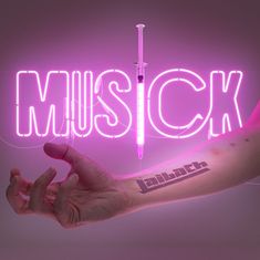 Pinkes Neonschild mit "MUSICK". Eine Spritze hängt darunter, Hand mit "Laibach"-Tattoo.