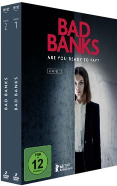 „BAD BANKS“, „ARE YOU READY TO PAY?“, „STAFFEL 1“, FSK 12. Eine Frau in einem eleganten Outfit steht an einer Wand.