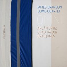Texte: "James Brandon Lewis Quartet", "Omni", "Aruán Ortiz", "Chad Taylor", "Brad Jones", "Intakt Records". Links Stoffbahnen in Blau und Grau.