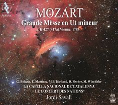 „MOZART Grande Messe en Ut mineur K-427 (417a), Vienne, 1783“ vor einem nebligen, bunten Weltraumhintergrund.