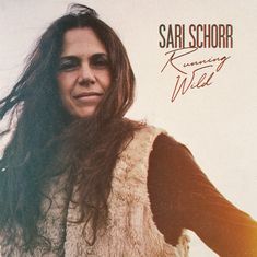 "SARI SCHORR Running Wild" in eleganter Schrift. Eine Frau mit langen Haaren und einer Fellweste blickt ruhig in die Kamera.