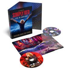 „40 Years of Simply Red: Live in Santiago“, „Holding Back the Years“. Konzert-DVD-Set mit Bandszenen und CDs.