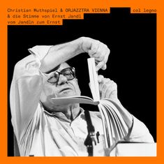 Christian Muthspiel & ORJAZZTRA VIENNA & die Stimme von Ernst Jandl vom Jandln zum Ernst. Mann hält Buch hoch.