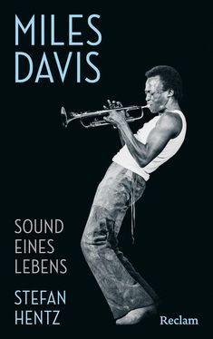 "Miles Davis, Sound eines Lebens, Stefan Hentz, Reclam." Ein Musiker spielt Trompete in einem schwarz-weiß Foto.