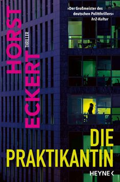 "Der Großmeister des deutschen Politthrillers" hr2-Kultur. Hochhausfassade, gelbe Fenster, Person im Fenster.