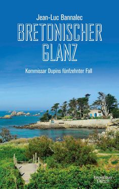 "Jean-Luc Bannalec, Bretonischer Glanz, Kommissar Dupins fünfzehnter Fall." Küste mit blauem Himmel, grüner Vegetation.