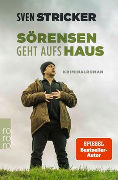 „Sören­sen geht aufs Haus“ von Sven Stric­ker, Kriminalro­man. Mann mit Jacke über grünem Feld, bewölkter Himmel.
