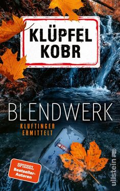 „KLÜPFEL KOBR“ auf einem Schild, „BLENDWERK“, „KLUFTINGER ERMITTELT“. Herbstblätter, Wasserfall, Smartphone im Wasser.