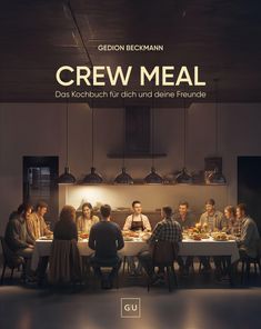 „CREW MEAL - Das Kochbuch für dich und deine Freunde“. Menschen sitzen an einem gedeckten Tisch.