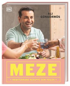 ALI GÜNGÖRMÜS, MEZE, MEDITERRANE REZEPTE ZUM TEILEN. Ein Mann lacht und stößt mit anderen über einem Tisch voller Essen an.