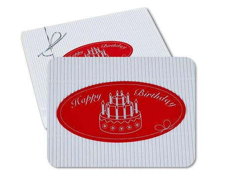 Text: "Happy Birthday". Illustration: Rote Ovale mit einer Torte und Kerzen, weißer Hintergrund mit Rillen, Geschenkbox.