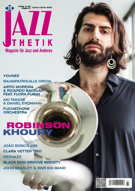 JAZZTHETIK: Magazin für Jazz und Anderes. Robinson Khoury hält ein Blechblasinstrument.