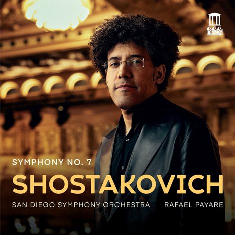 „Symphony No. 7“, „Shostakovich“, „San Diego Symphony Orchestra“, „Rafael Payare“. Ein Mann in einem Konzertsaal.
