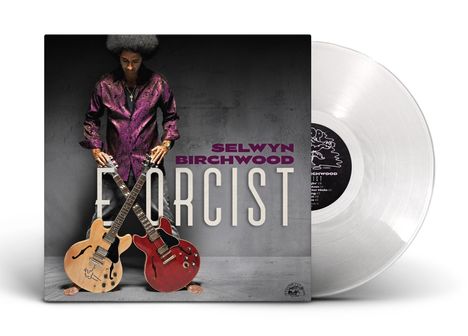 SELWYN BIRCHWOOD EXORCIST. Eine Person in lilafarbener Kleidung hält zwei Gitarren. Links eine transparente Vinyl-Schallplatte.