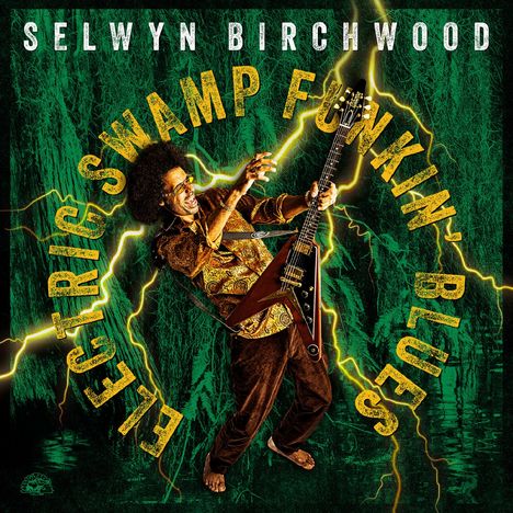 Text "SELWYN BIRCHWOOD, ELECTRIC SWAMP FUNKIN' BLUES". Ein Musiker spielt E-Gitarre, umgeben von grünem Sumpf und Blitzen.