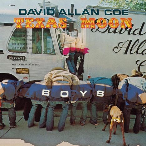 Text: "DAVID ALLAN COE", "TEXAS MOON", Songliste, "BOYS", "DOG". Männer zeigen rückwärts vor einem Bus. Ein Hund steht daneben.