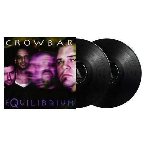 Text: "CROWBAR" oben, "EQUILIBRIUM" unten. Vier Personen unscharf auf einem Albumcover mit zwei schwarzen Schallplatten.
