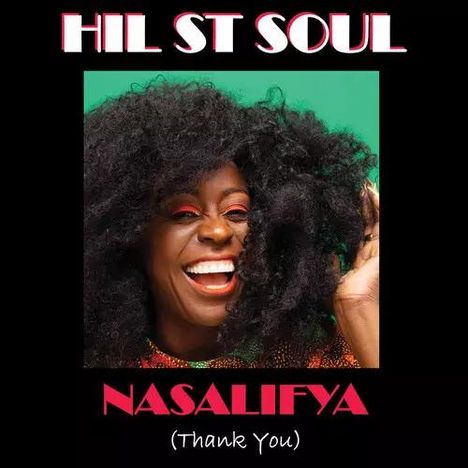 HIL ST SOUL, NASALIFYA (Thank You). Frau mit großem, lockigem Haar lächelt vor grünem Hintergrund.