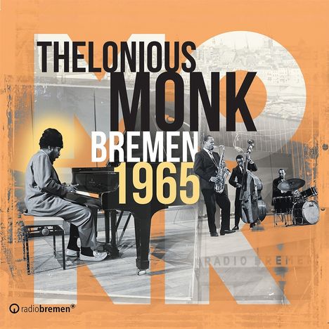 "Thelonious Monk Bremen 1965" in großen Buchstaben. Jazzmusiker, darunter ein Pianist, Saxophonist, Kontrabassist, Schlagzeuger.