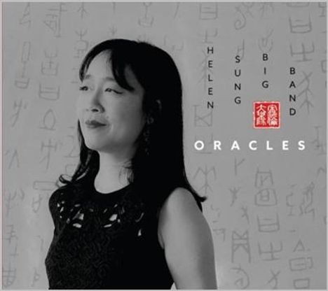 Texte: HELEN SUNG BIG BAND, ORACLES. Eine Frau mit dunklen langen Haaren lächelt. Hintergrund hat asiatische Zeichen.