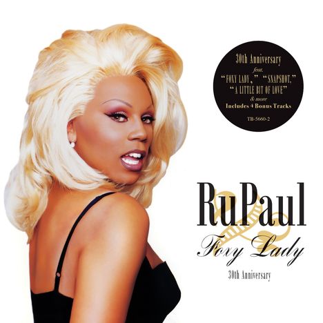 30th Anniversary, RuPaul, Foxy Lady. Eine Person mit blondem Haar und schwarzem Kleid blickt über die Schulter.