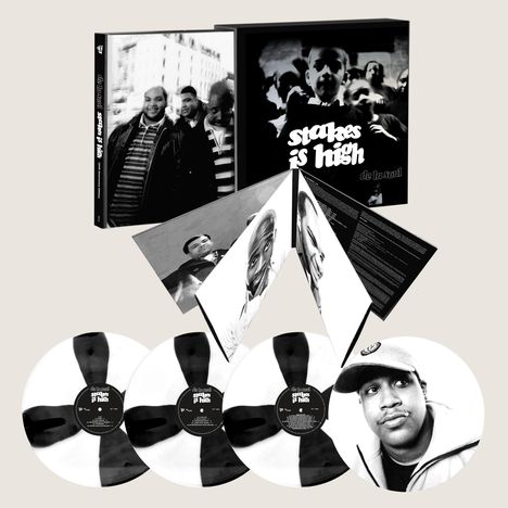 Text: "stakes is high", "de la soul". Ein schwarz-weißes Album-Set mit mehreren Schallplatten und Fotos.