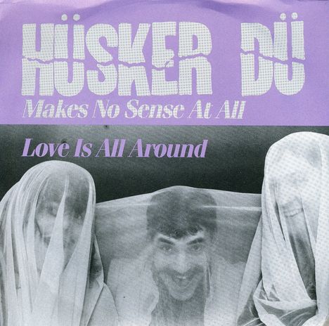 Hüsker Dü: Makes No Sense At All, Love Is All Around. Drei Personen unter durchsichtigen Tüchern lächeln.