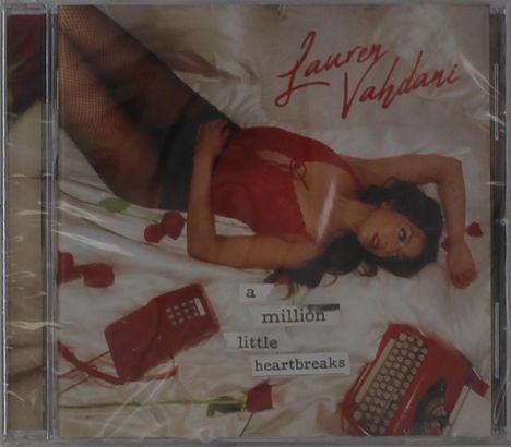 „A million little heartbreaks“, Lauren Vahdani, Frau in rotem Kleid auf Bett, alte Schreibmaschine und Telefon, Rosen.