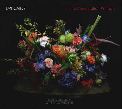 "URI CAINE", "The 7 Generation Principle". Ein opulentes Blumengesteck auf dunklem Hintergrund.